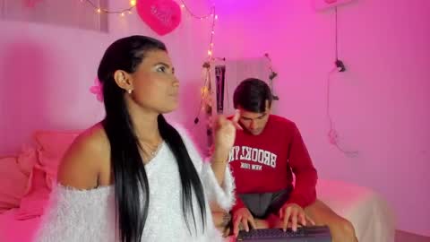 Snapshot of catalina_and_roger chatting on February 15, 4:25 am Cata y Roger online show from February 15, 4:25 am