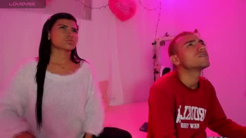 Snapshot of catalina_and_roger chatting on February 25, 4:35 am Cata y Roger online show from February 25, 4:35 am