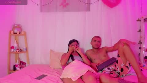 Snapshot of catalina_and_roger chatting on February 27, 6:18 am Cata y Roger online show from February 27, 6:18 am