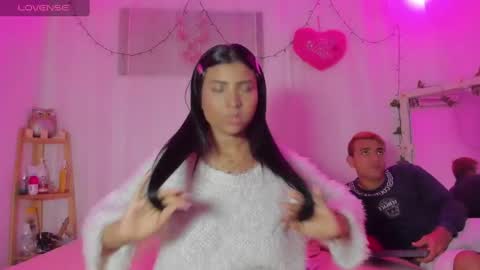 Snapshot of catalina_and_roger chatting on March 9, 4:27 am Cata y Roger online show from March 9, 4:27 am