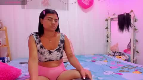 Snapshot of catalina_and_roger chatting on March 12, 10:26 am Cata y Roger online show from March 12, 10:26 am