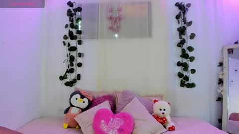 Snapshot of catalina_and_roger chatting on September 23, 11:57 am Cata y Roger online show from September 23, 11:57 am