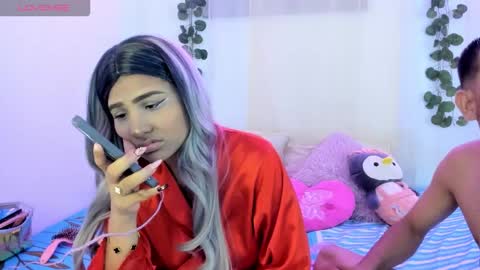 Snapshot of catalina_and_roger chatting on October 25, 2:08 am Cata y Roger online show from October 25, 2:08 am