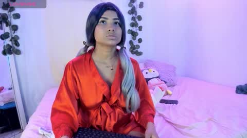 Snapshot of catalina_and_roger chatting on November 5, 9:26 pm Cata y Roger online show from November 5, 9:26 pm