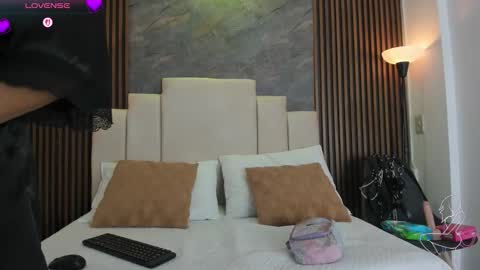 catiusca_reyes_03 online show from March 5, 11:50 am