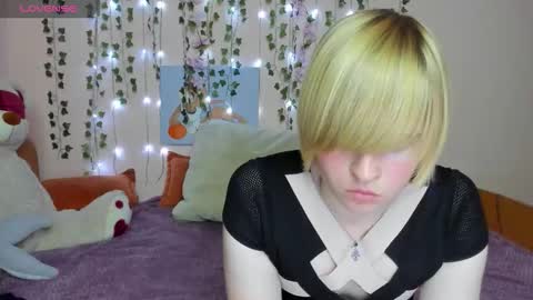 Snapshot of cattie_w_ chatting on October 22, 1:17 am cattie_w_ online show from October 22, 1:17 am