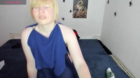 Snapshot of cattie_w_ chatting on October 31, 1:28 am cattie_w_ online show from October 31, 1:28 am