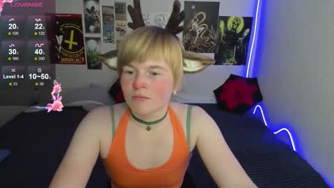 Snapshot of cattie_w_ chatting on December 16, 1:21 am cattie_w_ online show from December 16, 1:21 am