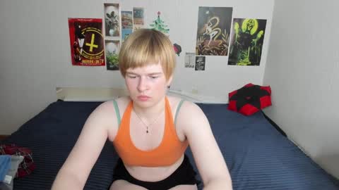 cattie_w_ online show from April 1, 1:17 am