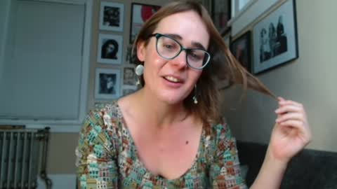 Snapshot of cecilysaintclaire chatting on December 13, 2:38 pm Cecily Saint Claire online show from December 13, 2:38 pm