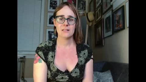 Snapshot of cecilysaintclaire chatting on March 12, 1:51 pm Cecily Saint Claire online show from March 12, 1:51 pm