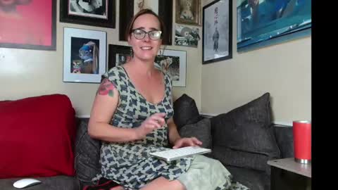 Snapshot of cecilysaintclaire chatting on October 2, 12:23 pm Cecily Saint Claire online show from October 2, 12:23 pm