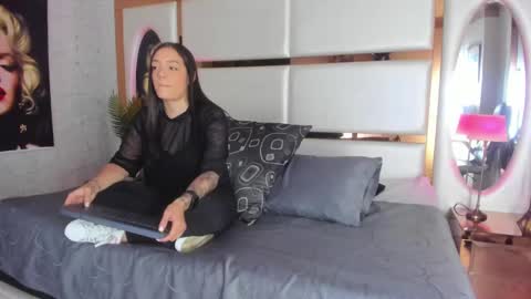 Snapshot of celeste_starsss chatting on January 19, 9:13 pm celeste_starsss online show from January 19, 9:13 pm