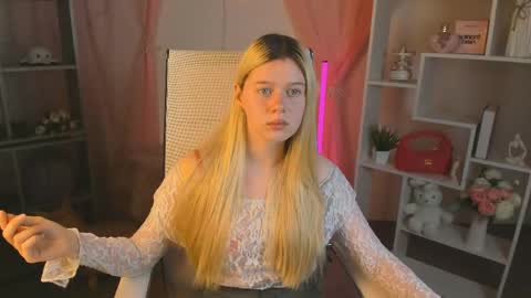 your cute kitty online show from April 15, 7:10 pm