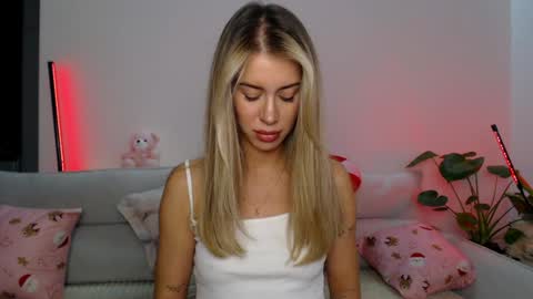 Snapshot of celin_summer chatting on December 15, 8:58 pm Celin online show from December 15, 8:58 pm