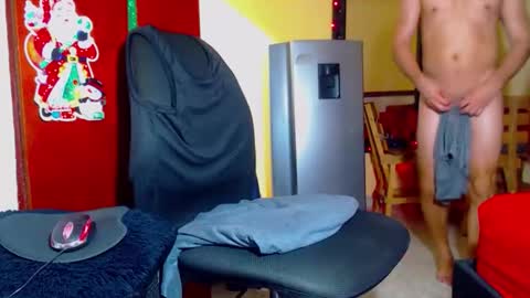 Snapshot of cesar_9623 chatting on December 1, 7:41 pm cesar_9623 online show from December 1, 7:41 pm