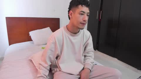 Snapshot of chandler_kenji chatting on October 20, 12:27 pm Kenji online show from October 20, 12:27 pm