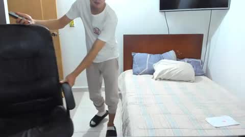 Snapshot of chandler_kenji chatting on November 26, 1:17 am Kenji online show from November 26, 1:17 am