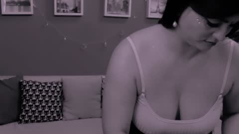 Snapshot of chantallovely chatting on December 22, 3:33 am The Queen online show from December 22, 3:33 am