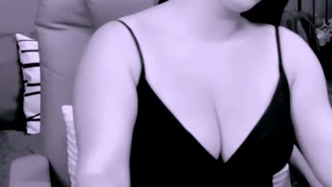 Snapshot of chantallovely chatting on September 29, 4:28 am The Queen online show from September 29, 4:28 am