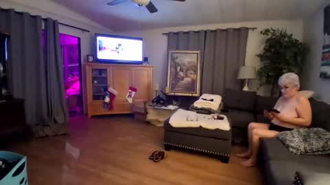 Snapshot of charliebroun chatting on December 3, 4:20 am charliebroun online show from December 3, 4:20 am