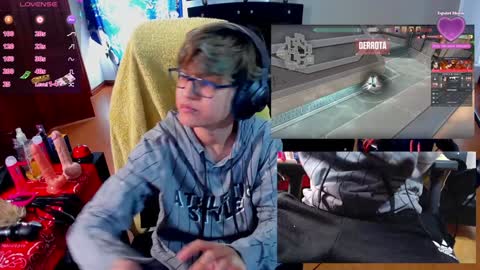 Snapshot of charlietaylorr__ chatting on December 16, 7:54 pm Charlie online show from December 16, 7:54 pm