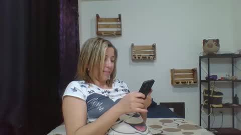 Snapshot of charlot_ponze chatting on December 11, 2:30 am charlott online show from December 11, 2:30 am