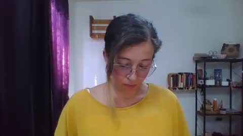 Snapshot of charlot_ponze chatting on December 3, 7:01 pm charlott online show from December 3, 7:01 pm