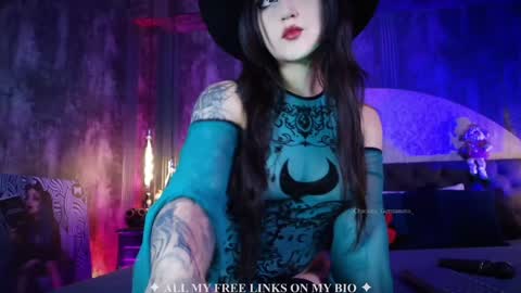 Snapshot of charlotte_germanotta_ chatting on December 2, 6:36 pm Charlotte online show from December 2, 6:36 pm