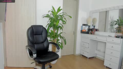 Snapshot of charlotte_tiller chatting on December 13, 6:38 pm Yuli online show from December 13, 6:38 pm