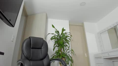 Snapshot of charlotte_tiller chatting on October 10, 6:12 am Yuli online show from October 10, 6:12 am