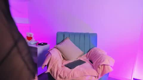 Snapshot of charlottee01_ chatting on February 18, 11:17 am Charlottee01 online show from February 18, 11:17 am