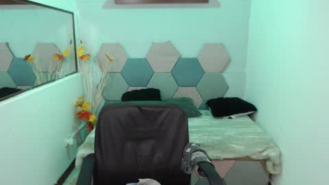 Snapshot of charlottetaylor_ chatting on December 24, 7:06 am Charlotte Taylor online show from December 24, 7:06 am