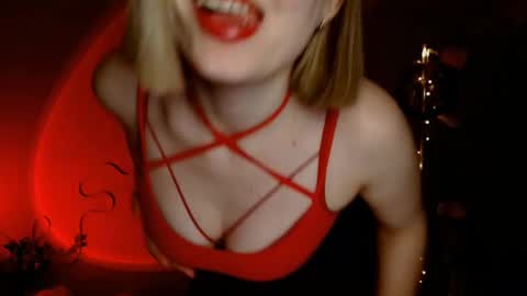 Snapshot of charming_beauty chatting on December 16, 9:35 am Michelle online show from December 16, 9:35 am