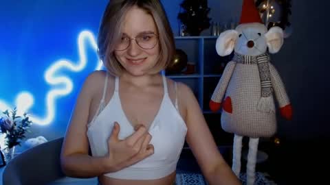 Snapshot of charming_beauty chatting on December 17, 6:35 am Michelle online show from December 17, 6:35 am