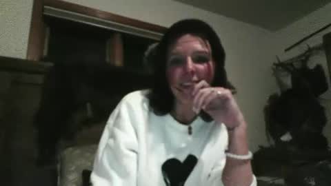 Snapshot of cheekybee chatting on February 12, 3:29 am CheekyBee online show from February 12, 3:29 am