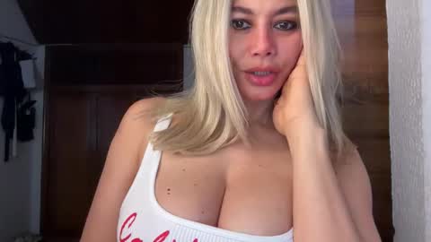 Snapshot of chicasexylatina777 chatting on October 5, 9:24 pm sexypau online show from October 5, 9:24 pm