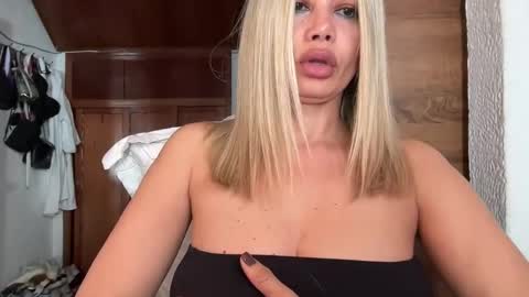 Snapshot of chicasexylatina777 chatting on November 1, 8:22 pm sexypau online show from November 1, 8:22 pm