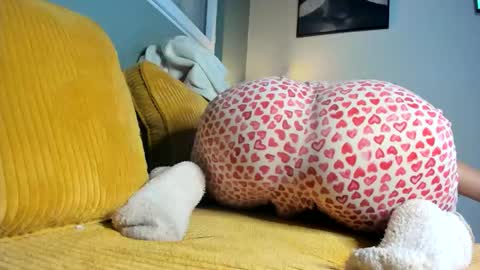 Snapshot of chillwithcamii chatting on October 17, 1:20 am yoursensualparadise online show from October 17, 1:20 am