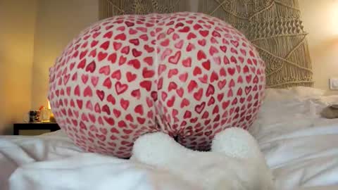 Snapshot of chillwithcamii chatting on October 22, 1:17 am yoursensualparadise online show from October 22, 1:17 am