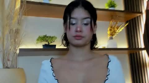 C H L O E  online show from December 22, 1:19 pm