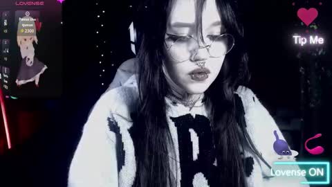 Snapshot of chloe_crystall_killer chatting on November 16, 2:06 am chloe_crystall_killer online show from November 16, 2:06 am