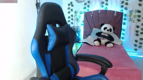 Snapshot of chloe_laurent03 chatting on October 21, 8:31 pm CHLOE online show from October 21, 8:31 pm