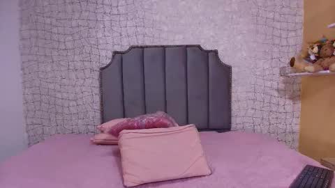 Snapshot of chloe_leroy chatting on September 30, 11:59 am chloe_leroy online show from September 30, 11:59 am