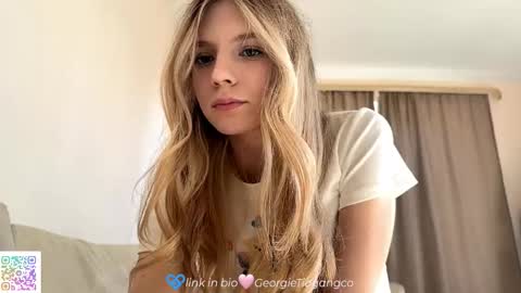 Snapshot of chloe_show chatting on October 13, 11:43 am hloe online show from October 13, 11:43 am