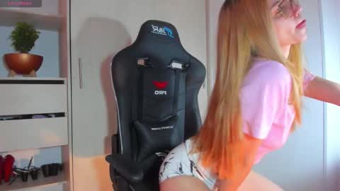 Snapshot of chloe_sweet7 chatting on November 5, 10:32 pm Chloe Miller online show from November 5, 10:32 pm