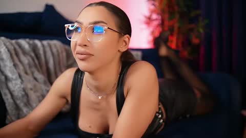 Snapshot of chloemin_ chatting on December 2, 7:25 am chloemin_ online show from December 2, 7:25 am