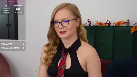 Snapshot of chloerichardson chatting on October 6, 7:28 am Chloe online show from October 6, 7:28 am