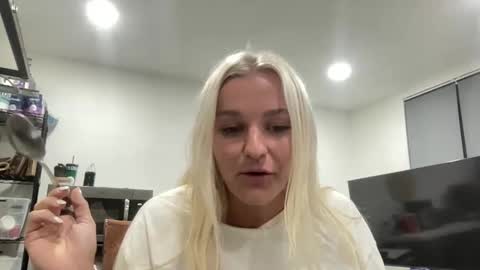 Chloe Babe online show from January 10, 8:05 am