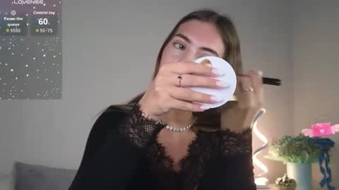 Snapshot of chloi_hes chatting on October 23, 11:09 am chloi_hes online show from October 23, 11:09 am